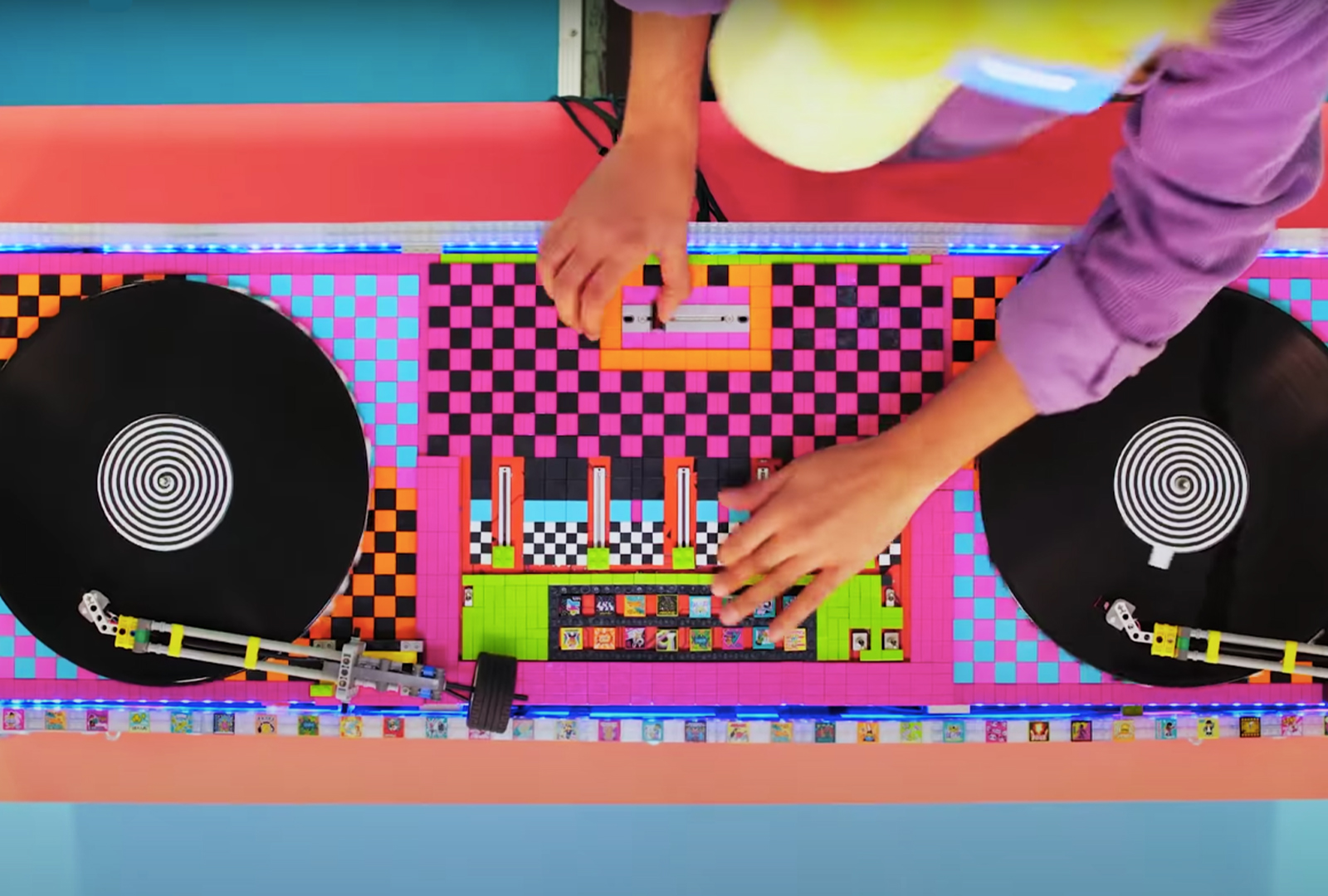A Musician Built a Functionning Set of DJ decks Made Out of LEGO