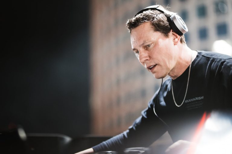 [Event Review] Tiesto Plays Sold Out Halloween Show at Brooklyn Hangar