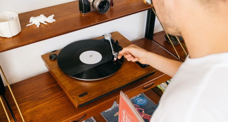 New Turntable, Lenco LS-55, Hits Market with Vinyl to MP3 Ripping Capabilities