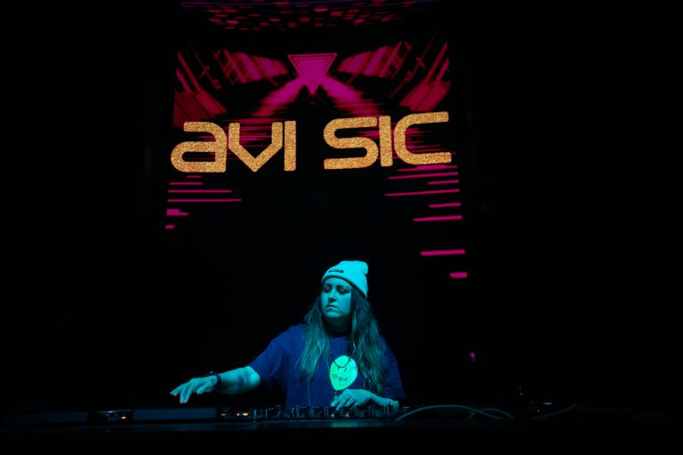From Chicago to the World: Avi Sic Marks 100 Episodes of Musical Discovery with ‘Late Checkout’